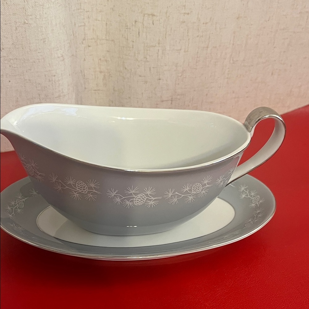 VTG. EMPRESS SEYEI  FINE CHINA  408 GRAVY BOAT AND SAUCER MADE IN JAPAN